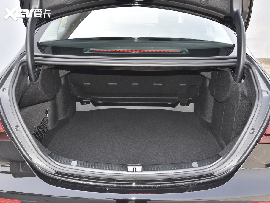 2022YE Ŀ E 260 L \