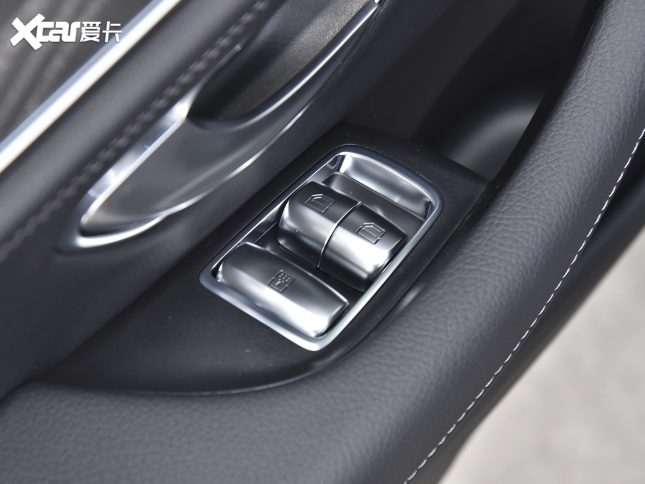 2022YE Ŀ E 260 L \