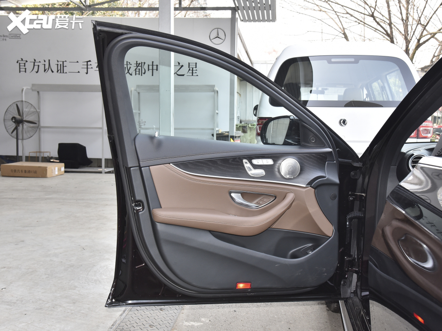 2022��YE�� �Ŀ�� E 300 L �\�Ӻ��A��