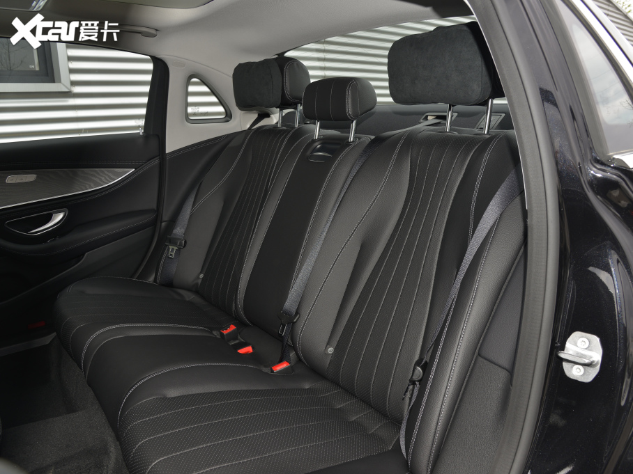 2022YE Ŀ E 300 L r