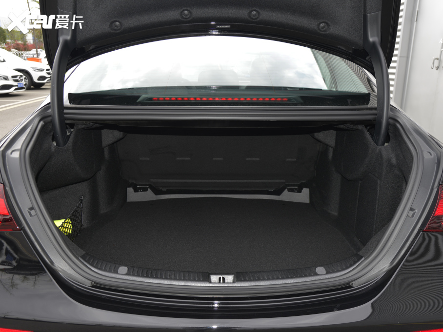 2022YE Ŀ E 300 L r