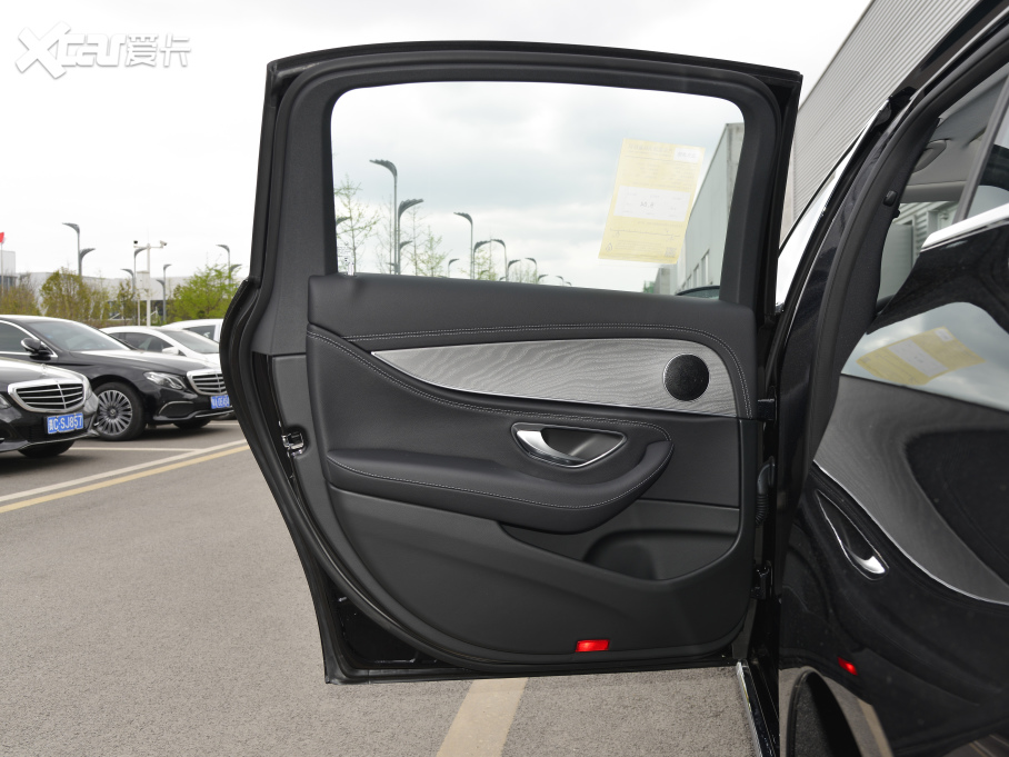 2022YE Ŀ E 300 L r