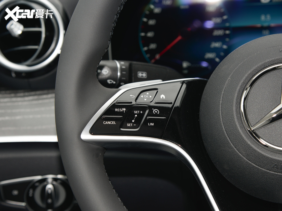 2022YE Ŀ E 300 L r