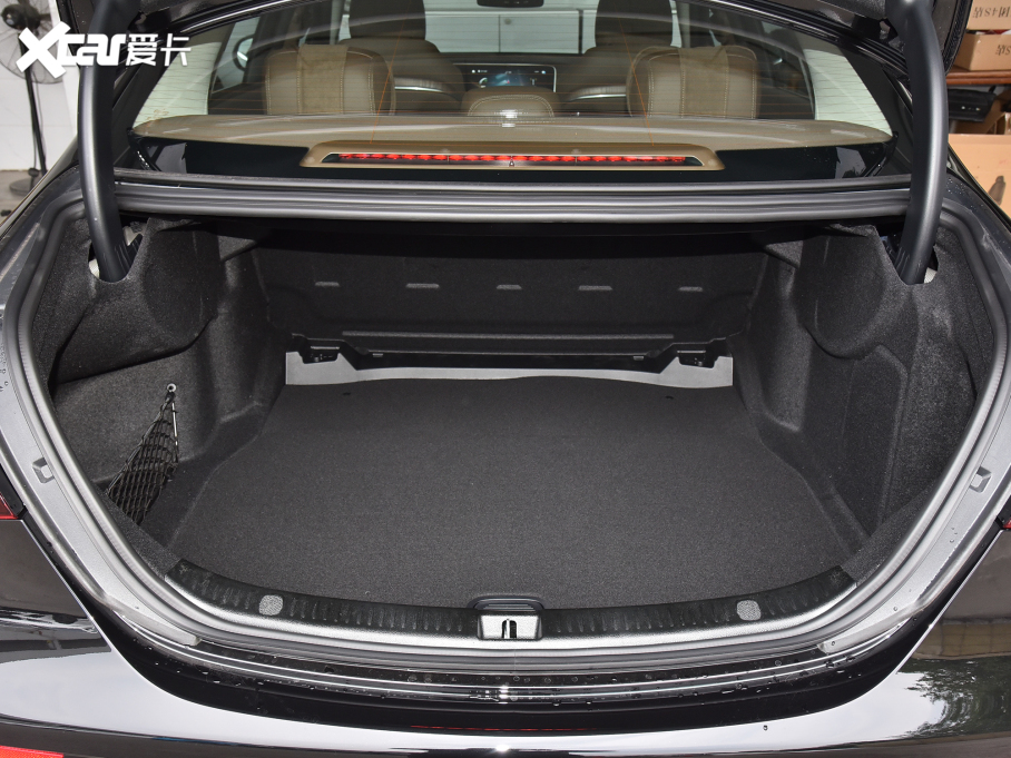 2022YE Ŀ E 300 L r