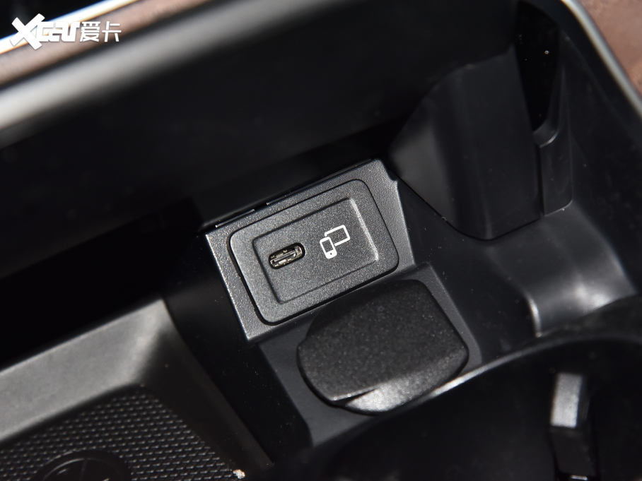 2022YE Ŀ E 300 L r