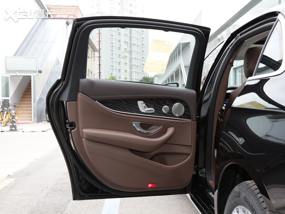 2022��YE�� �Ŀ��� E 300 L ���A��