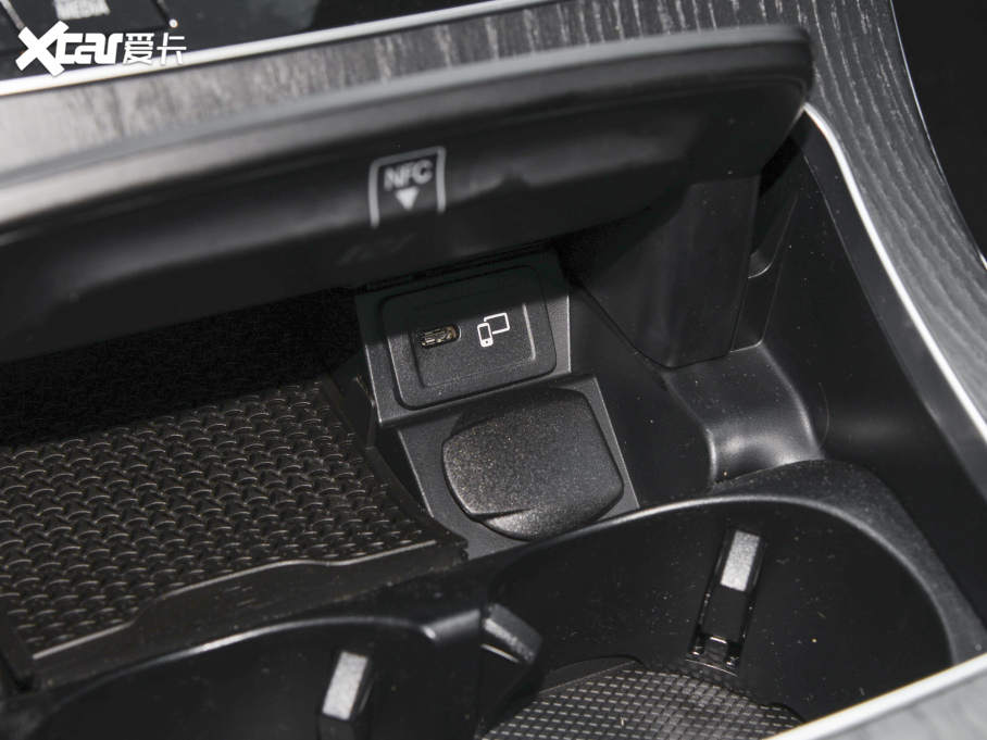 2022YE Ŀ E 260 L \