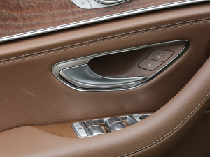 2022Ŀ E 300 L A п؅^