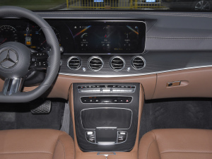 2022款改款 E 300 L 运动尊贵型 中控台
