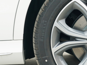 2022Ŀ E 300 L \ӕr ݆̥Ʒ