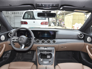 2022款改款二 E 300 L 运动豪华型 内饰全景