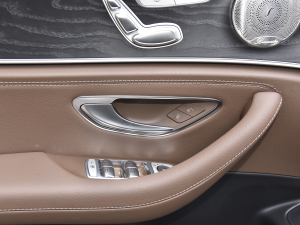 2022Ŀ E 300 L \ӺA п؅^