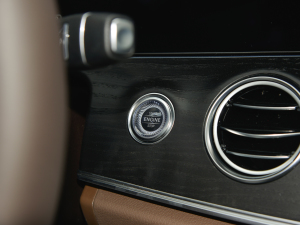 2022Ŀ E 300 L F п؅^