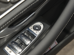 2022Ŀ E 300 L r п؅^