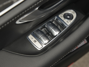 2022Ŀ E 300 L r п؅^