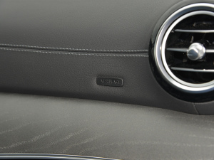 2022Ŀ E 300 L r п؅^