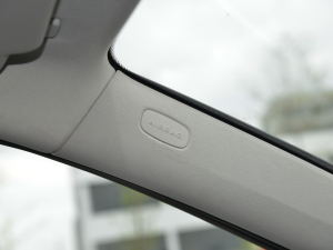 2022Ŀ E 300 L r п؅^