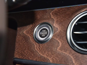 2022Ŀ E 300 L r п؅^