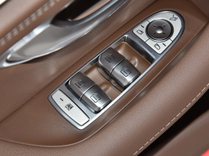 2022Ŀ E 300 L r п؅^