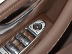 2022Ŀ E 300 L r п؅^