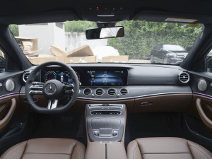 2022款改款三 E 300 L 运动豪华型 内饰全景