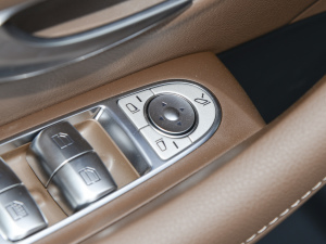 2022Ŀ E 300 L \ӺA п؅^(q)