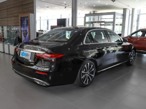 2022款改款二 E 350 e L 插电式混合动力轿车 右后45度