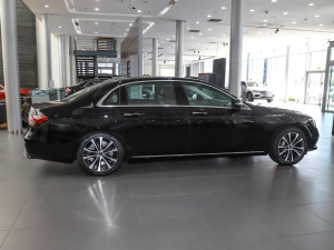 2022款改款二 E 350 e L 插电式混合动力轿车 正侧（右）