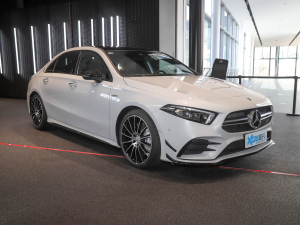 2022款AMG A 35 L 4MATIC 右前45度