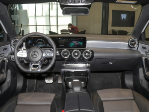 2022款AMG A 35 L 4MATIC 内饰全景