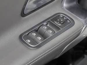 2022款AMG A 35 L 4MATIC 主驾车窗控制区	