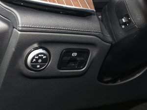2022款350 豪华版 驻车制动器