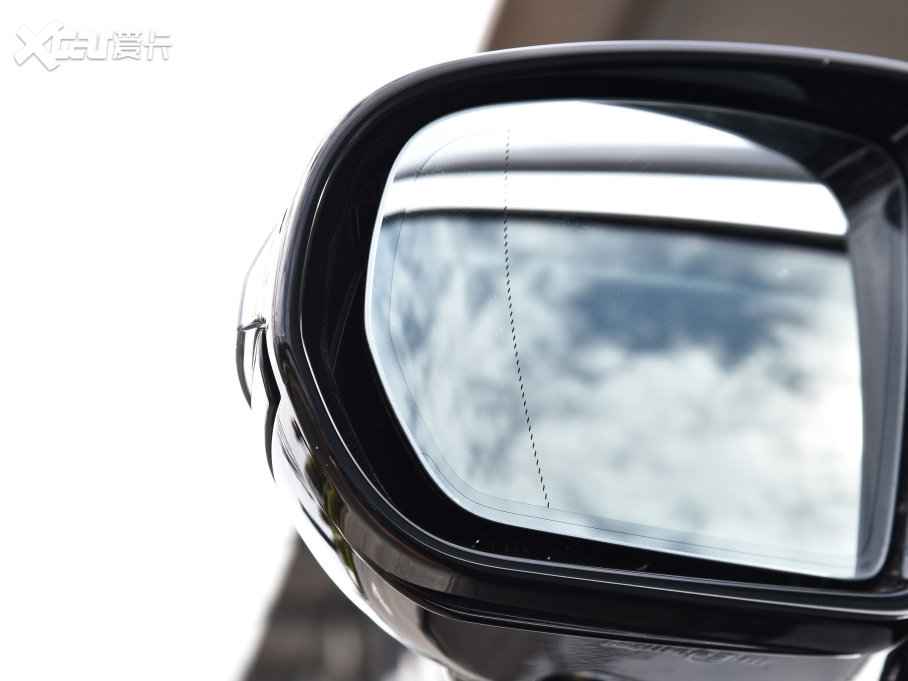 2023��YE�� E 300 L �\�Ӻ��A��