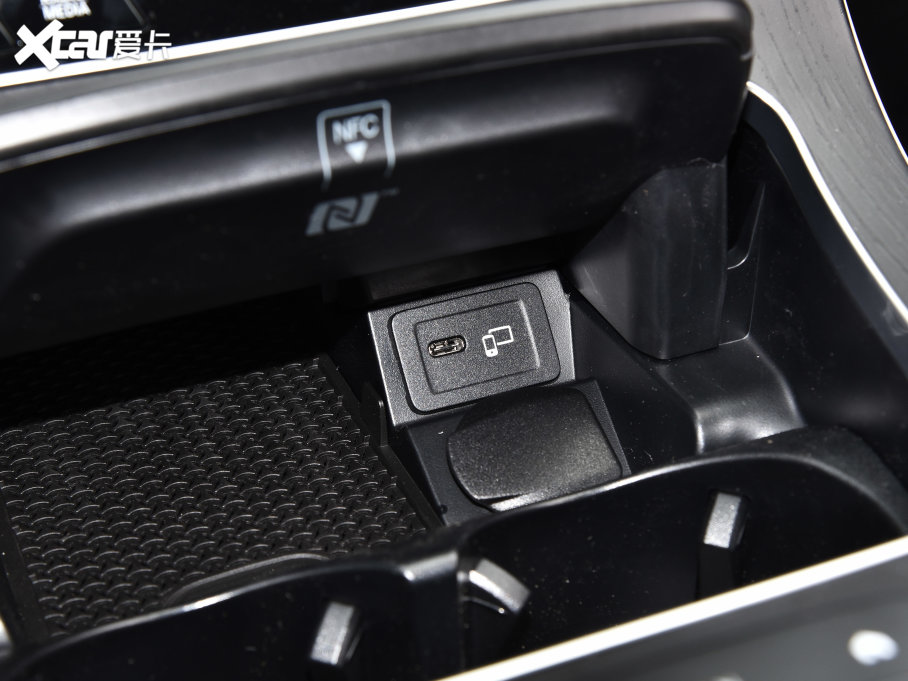 2023��YE�� E 300 L �\�Ӻ��A��