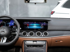 2023款E 260 L 运动型 中控台