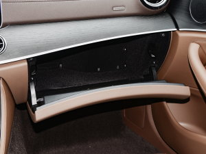 2023款E 350 e L插电式混合动力轿车 手套箱