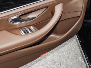 2023款E 350 e L插电式混合动力轿车 后门储物空间