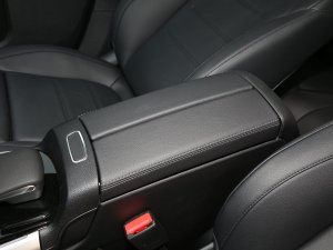 2023款GLA 220 4MATIC 中央扶手箱
