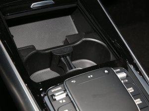 2023款GLA 220 4MATIC 前排杯架