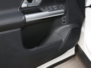 2023款GLA 220 4MATIC 前门储物空间