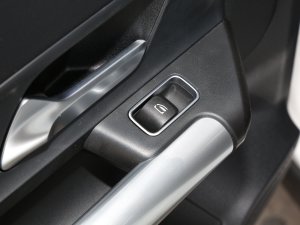 2023款GLA 220 4MATIC 后排车窗控制区