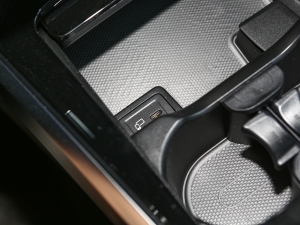 2023Ŀ GLB 200 r п؅^