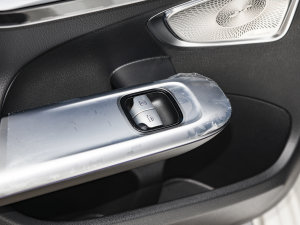 2023款C 260 L 皓夜运动版 后排车窗控制区