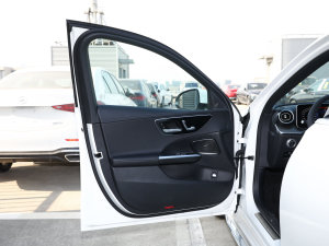 2023C 200 L \Ӱ {λ܇T