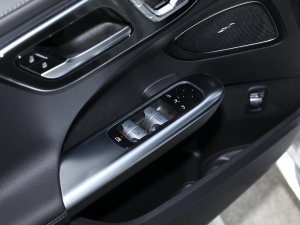 2023款C 200 L 运动版 主驾车窗控制区	