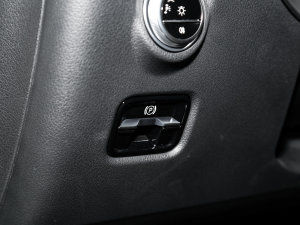 2023款C 260 L 运动版 4MATIC 驻车制动器