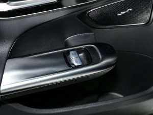 2023款C 260 L 运动版 4MATIC 后排车窗控制区