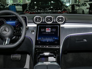2023款C 260 L 运动版 4MATIC 中控台