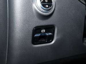 2023款改款 C 260 L 运动版 驻车制动器
