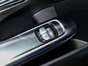 2023款改款 C 260 L 运动版 后排车窗控制区